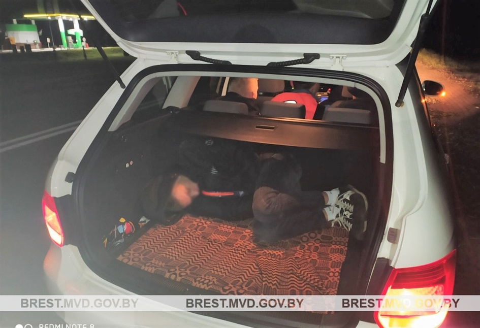 Шестого пассажира Volkswagen Golf обнаружили спящим в багажнике