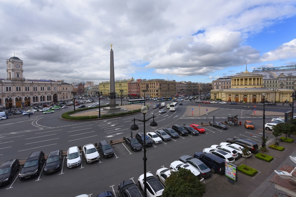 Парковка у Московского вокзала названа самой загруженной в Петербурге