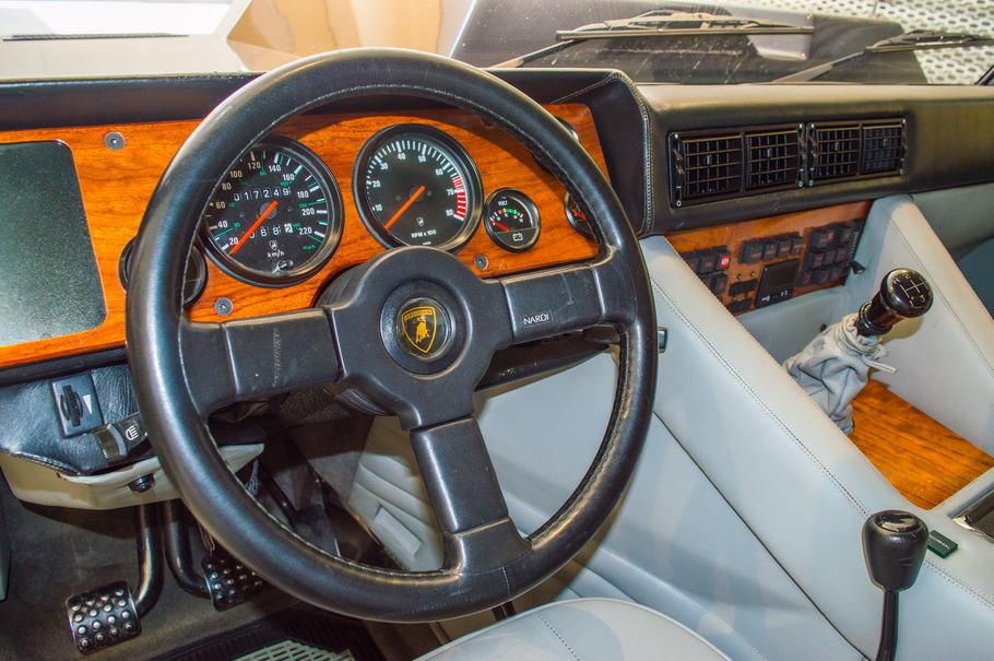 На аукцион выставили редчайший пикап Lamborghini
