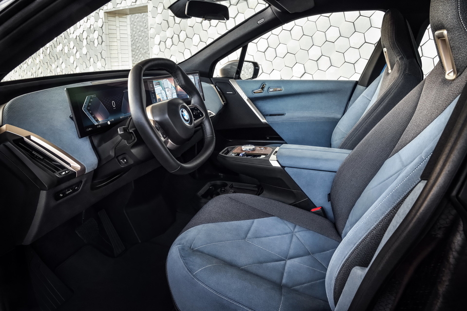 BMW представила флагманский кроссовер BMW iX