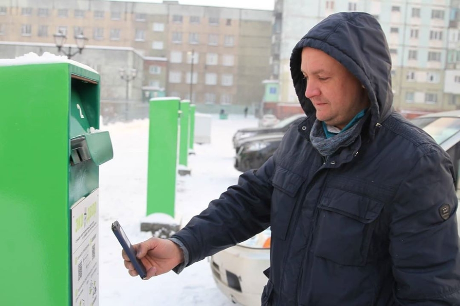 Морозный Норильск вводит электроподогрев машин на обычной городской парковке