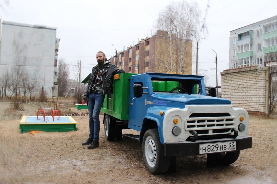 Житель Коврова изготавливает для детей деревянные машины. И хорошо получается!