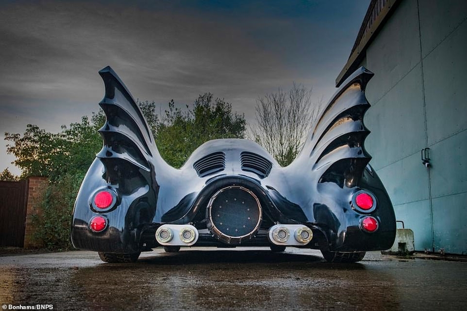 Уникальный автомобиль Бэтмена продают за 3 миллиона рублей (фото)