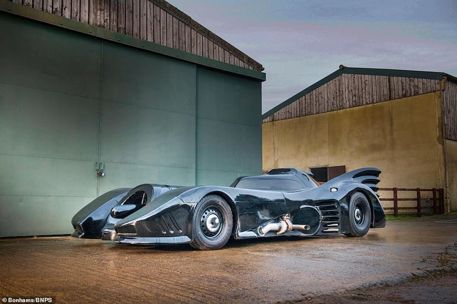 Уникальный автомобиль Бэтмена продают за 3 миллиона рублей фото