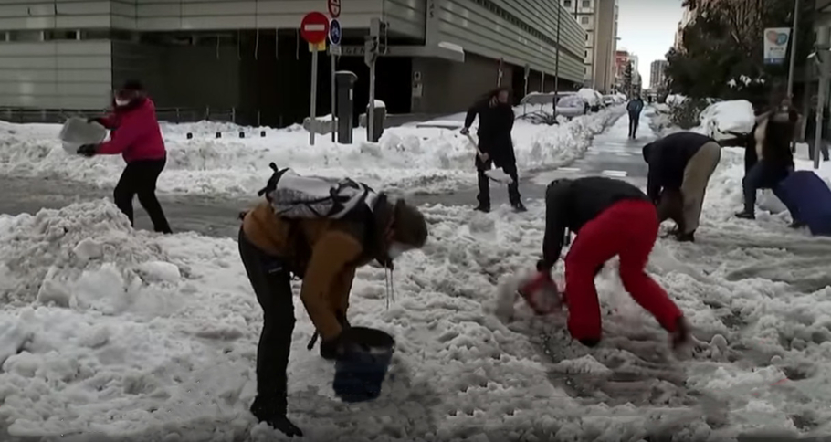 Хаос в Мадриде снегопад застал испанских автомобилистов врасплох