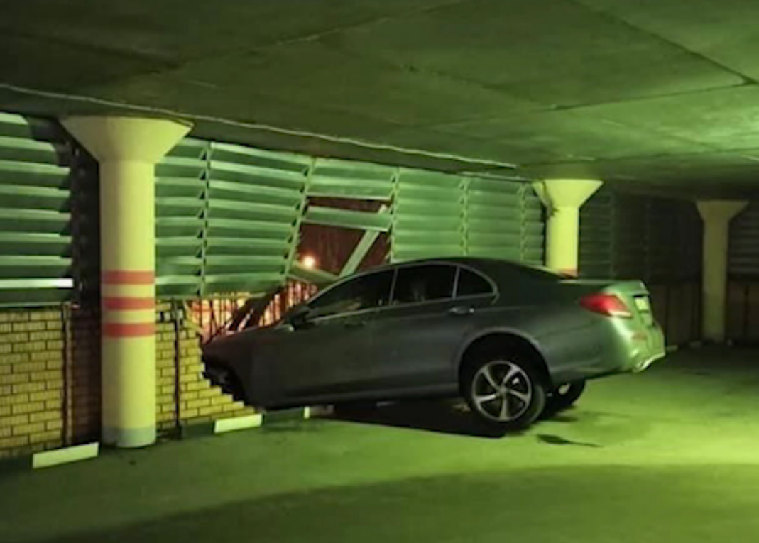 В Подмосковье водитель создал инсталляцию, пробив стену многоуровневого паркинга