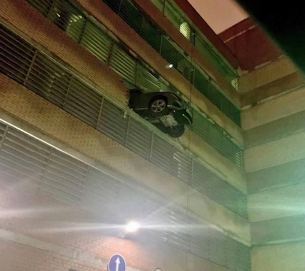 В Подмосковье водитель создал инсталляцию, пробив стену многоуровневого паркинга