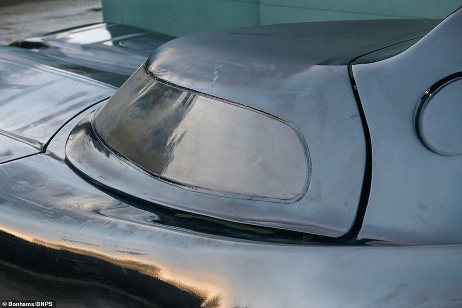 Уникальный автомобиль Бэтмена продают за 3 миллиона рублей фото