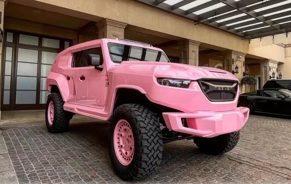 Посмотрите на розовый Rezvani Tank из Беверли-Хиллз