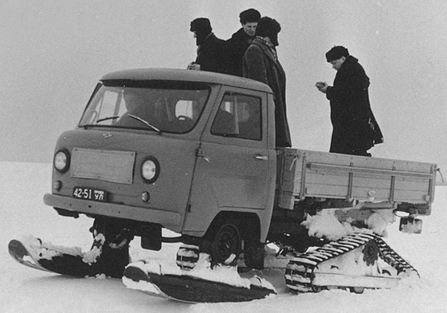 УАЗ вспомнил об уникальном фургоне на лыжах и гусеницах