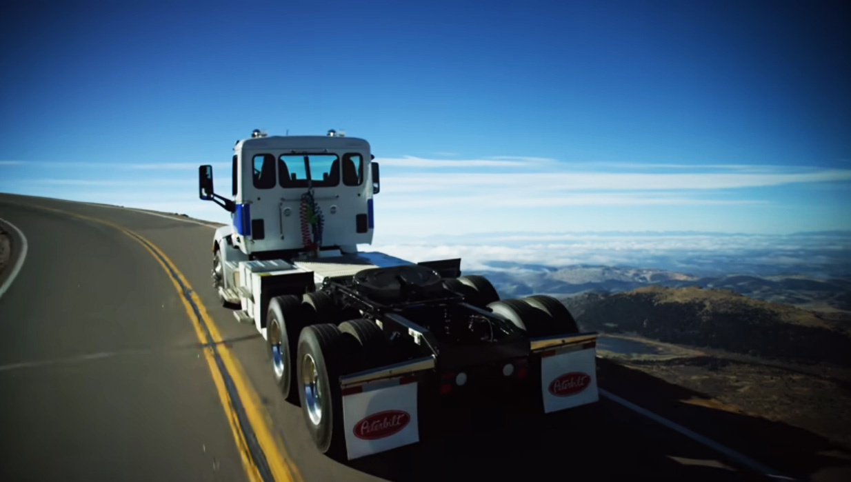 Посмотрите, как 15-тонный американский грузовик закладывает виражи на горном серпантине
