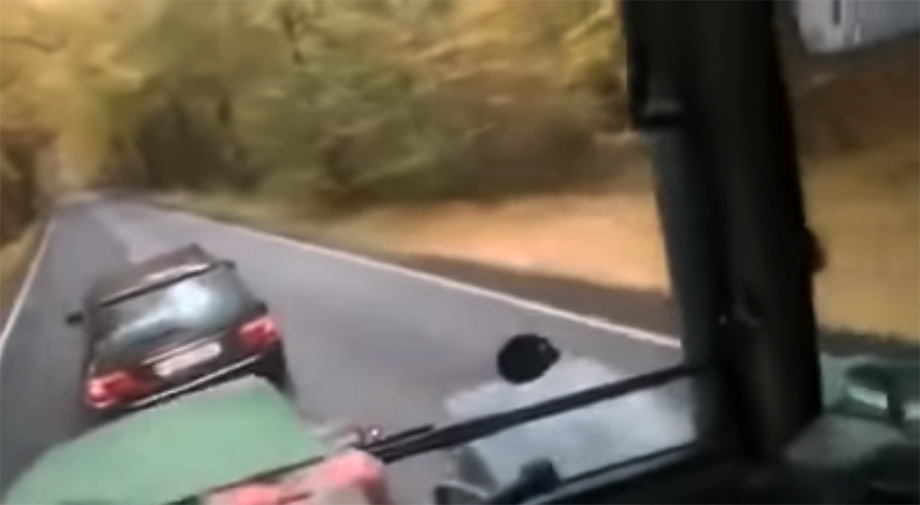 Видео: Как польский тракторист наказал «учителя» на «Мерседесе», а полиция – их обоих