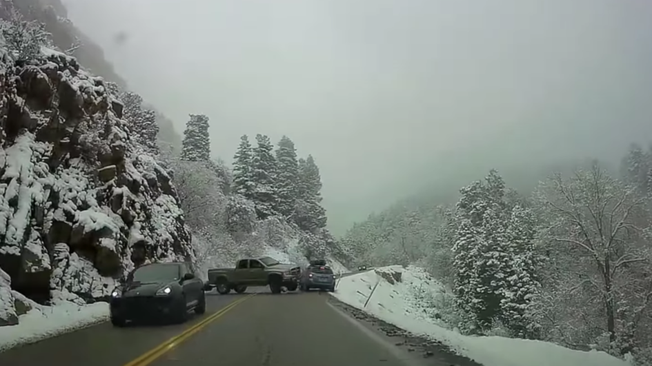 Пикап выкинул Subaru с трассы на дно каньона с 12-метровой высоты (видео)
