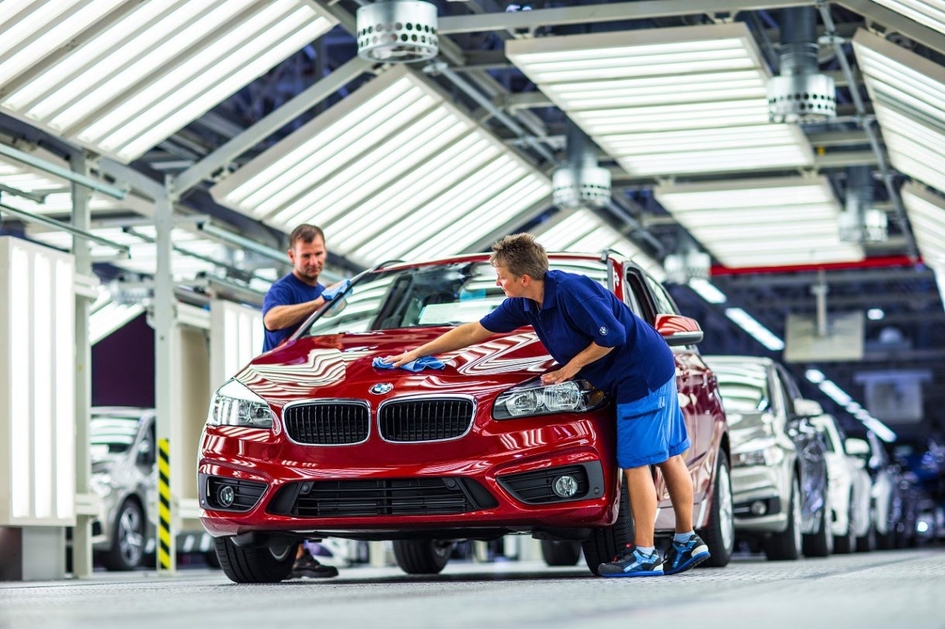 BMW пообещала определиться с заводом в России