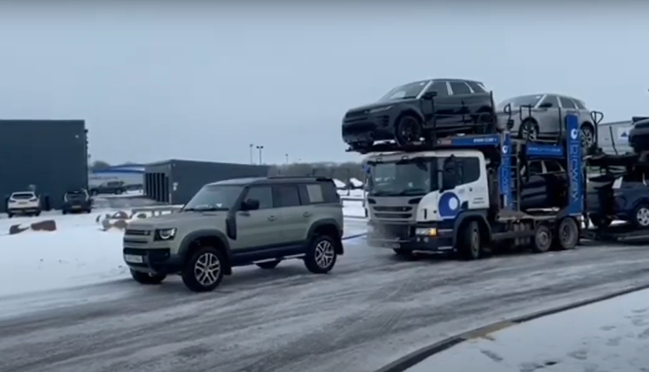 Менеджер по продажам Land Rover на своем Defender вытащил из ледяной засады 44-тонный автовоз (видео)