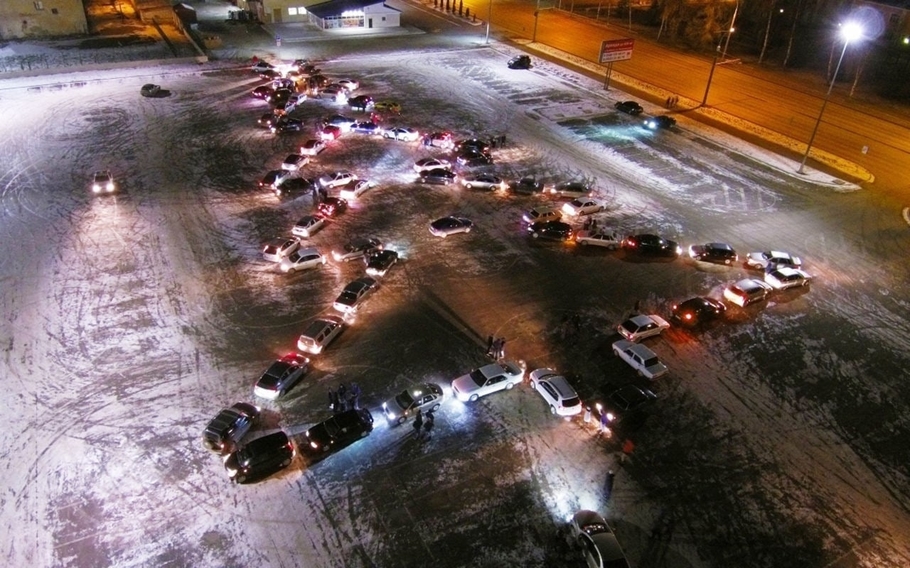 Рыбинская снежинка в ее создании участвовало более 100 автомобилей