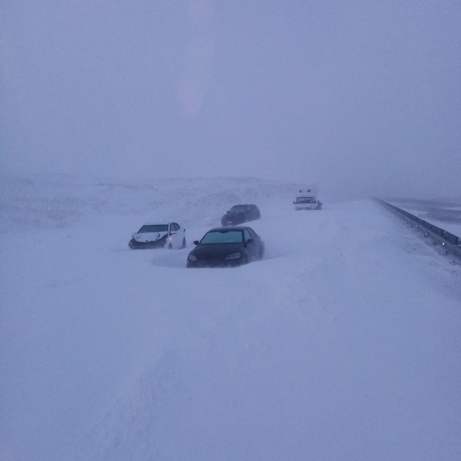 Снежный ад в Челябинске: сотни водителей заблокированы на трассах (введен режим ЧС)