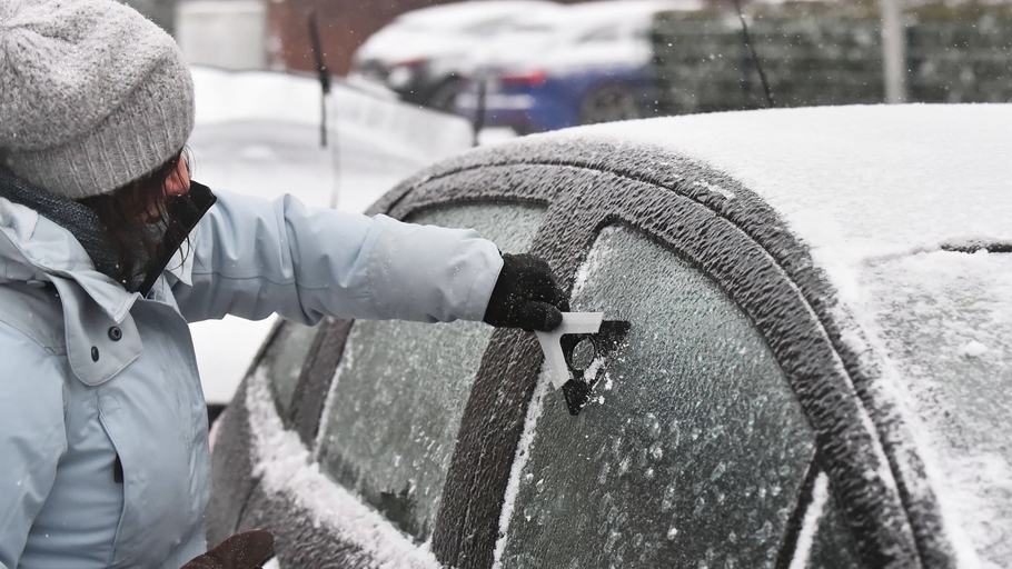 Как открыть машину после ледяного дождя