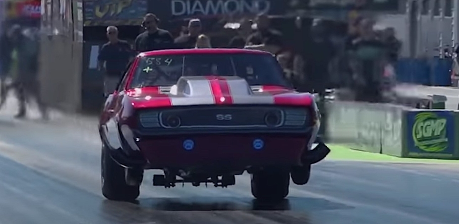 Хитрый Chevrolet Camaro взлетел чтобы выиграть гонку видео