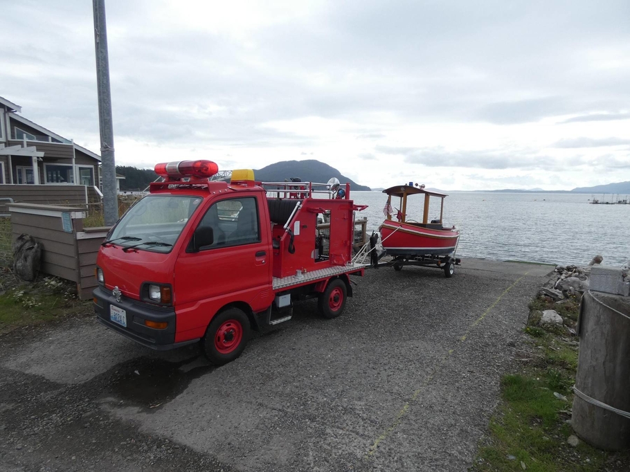 Самую милую в мире пожарную машину Mitsubishi с лодкой продают всего за 370 тысяч рублей