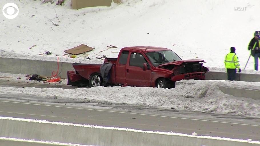 Автомобиль рухнул с 20 метровой эстакады из за плохо убранного снега