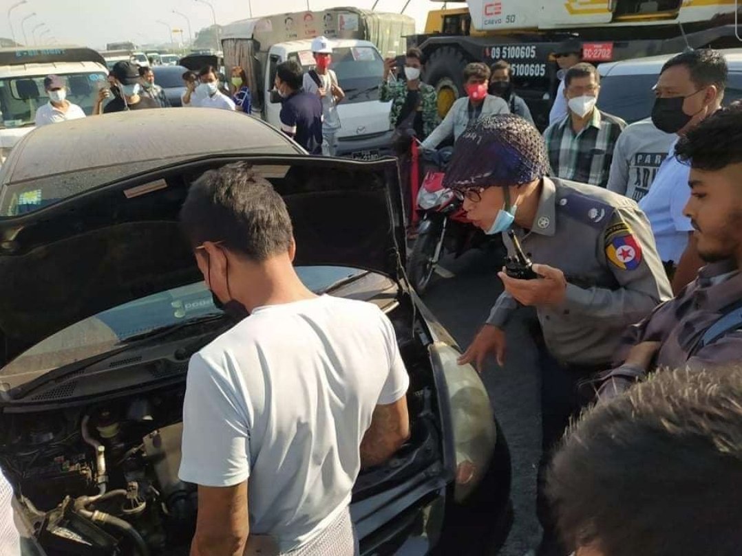 Оппозиция в Мьянме придумала флешмоб сломавшихся автомобилей
