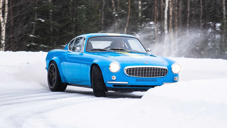 Рестомод Volvo резвится в снегу (звук мотора завораживает)