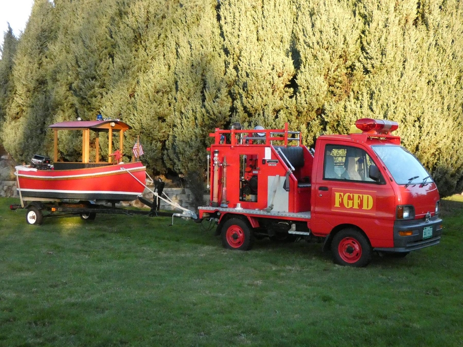 Самую милую в мире пожарную машину Mitsubishi с лодкой продают всего за 370 тысяч рублей