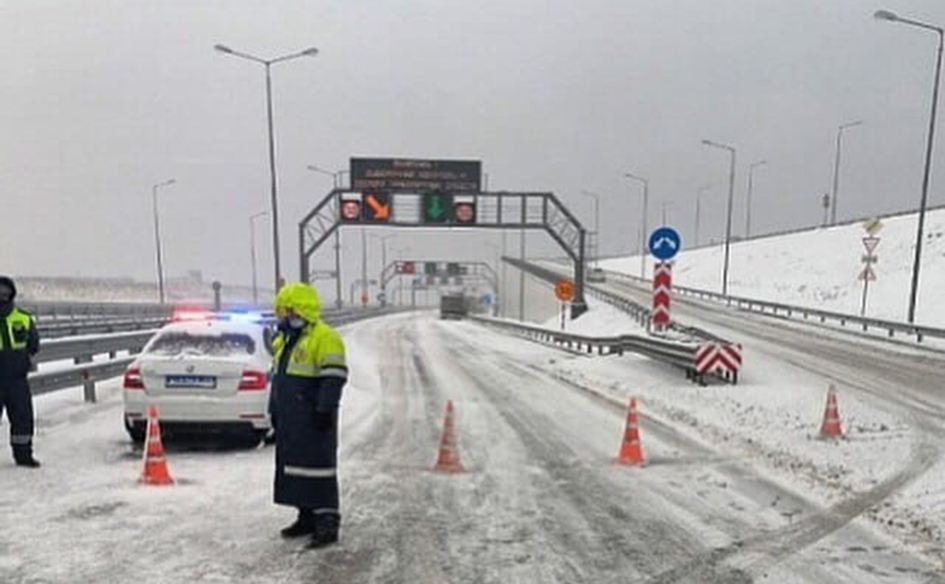 Крымский мост закрыт, водители стоят в пробке уже несколько часов