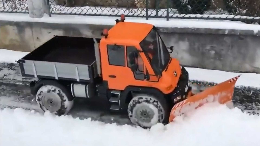 Чехи придумали новый способ чистить снег они используют радиоуправляемые машинки