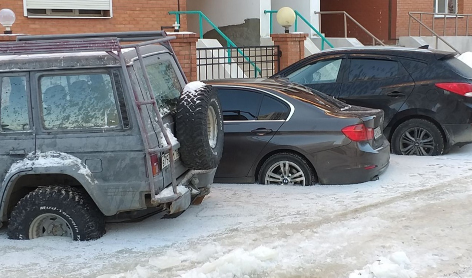 Коммунальная трагедия в Самаре: автомобили вмерзли в лед