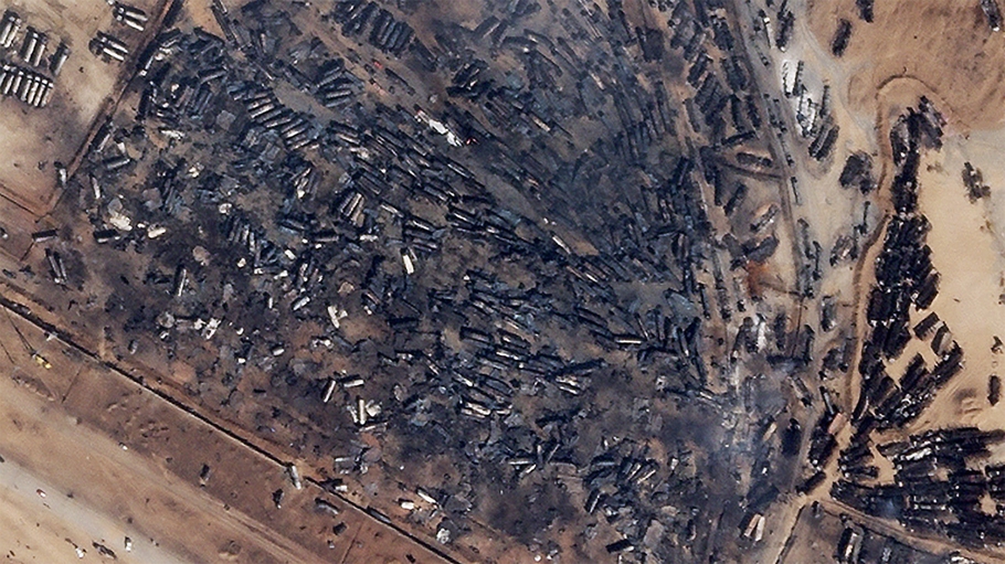 В Афганистане на границе с Ираном сгорело 500 автоцистерн фото со спутника