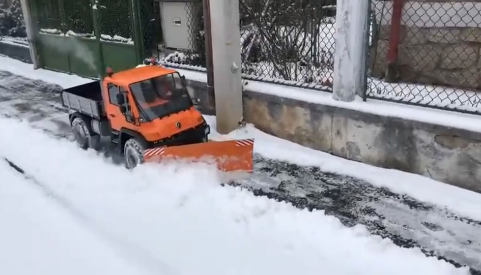 Чехи придумали новый способ чистить снег: они используют радиоуправляемые машинки