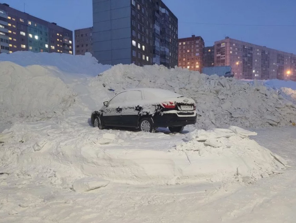Автомобили на снежных пьедесталах: как коммунальщики могут отомстить