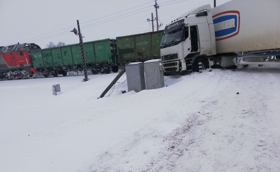 В Белоруссии на железнодорожном переезде фура попала под поезд