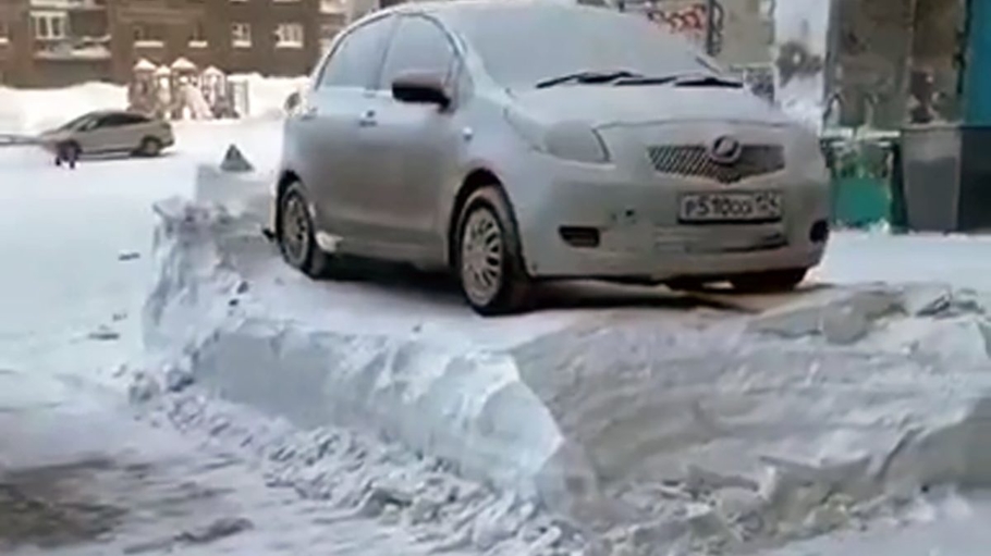 Автомобили на снежных пьедесталах как коммунальщики могут отомстить