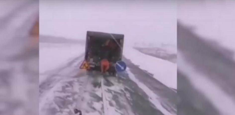 На дороге настоящая метель, а суровые оренбургские дорожники наносят разметку (видео)