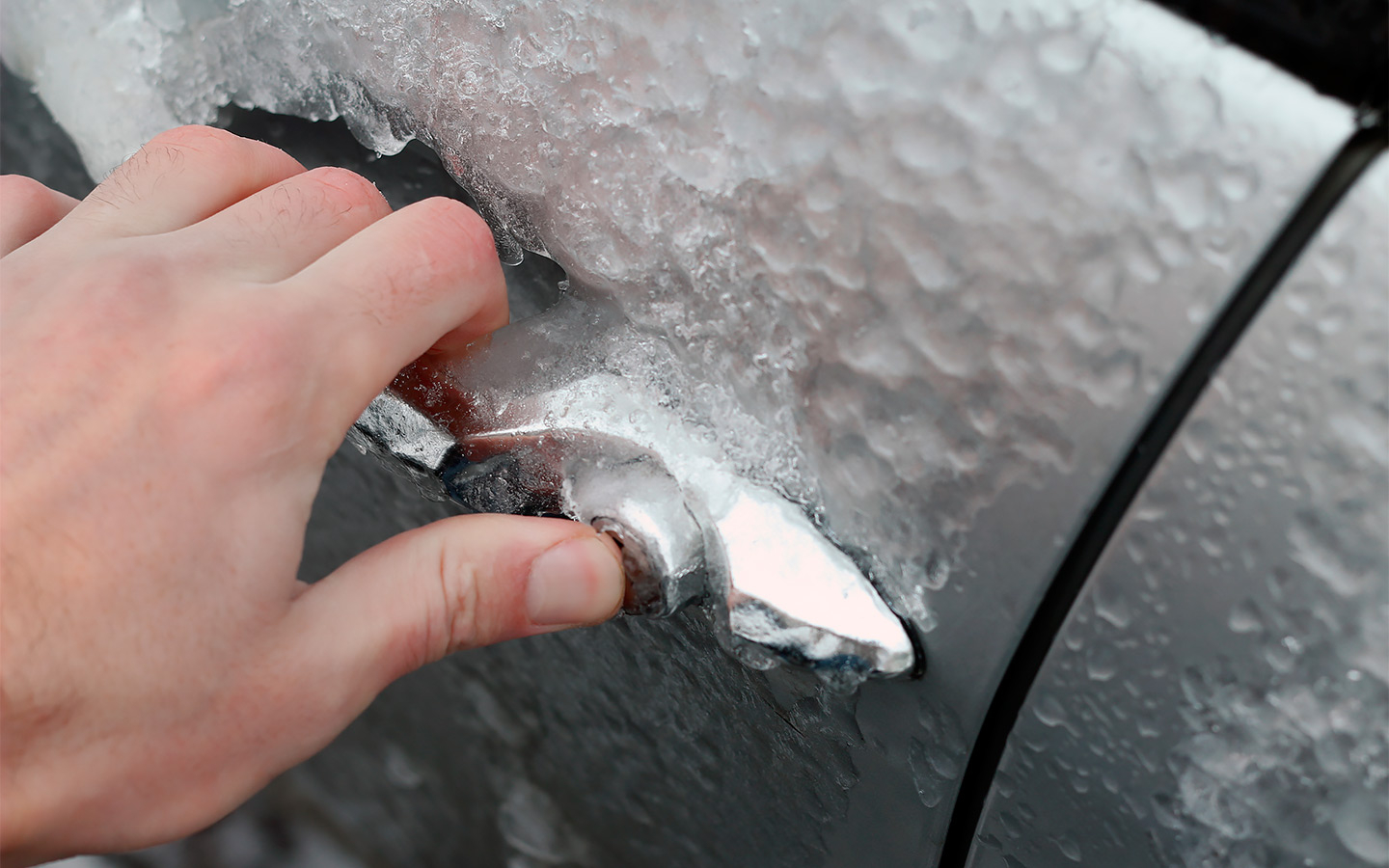 Как открыть машину после ледяного дождя