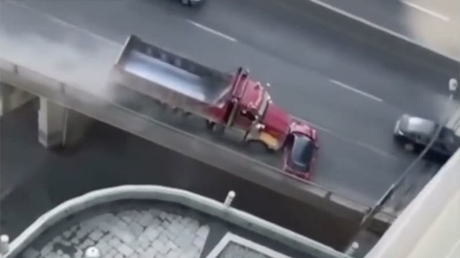 Огромный грузовик врезался в маленький Mini и тащил его через мост: социальные сети возмущены