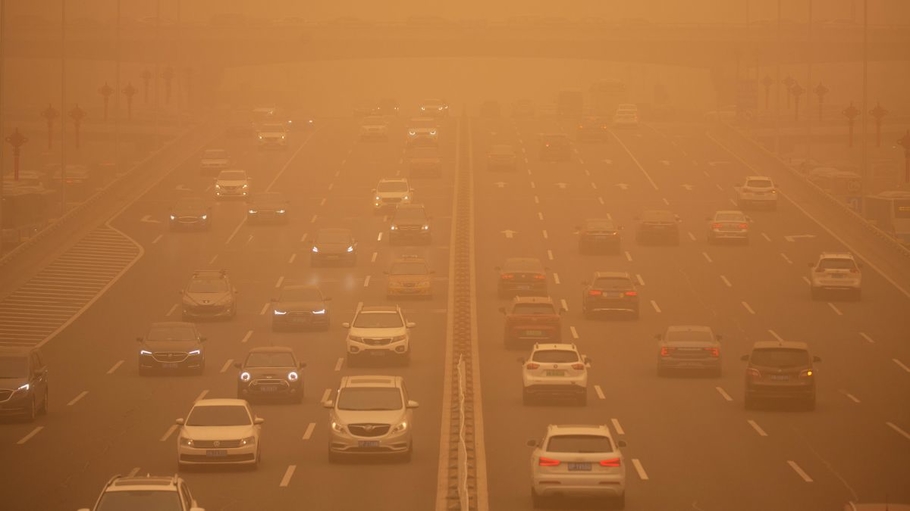 Песчаная буря парализовала движение в Китае а над Благовещенском небо пожелтело фото 