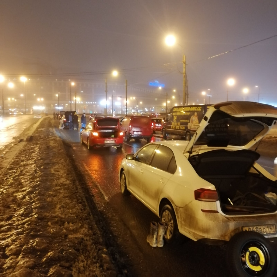 В Петербурге снег сошел вместе с асфальтом огромные ямы прячутся в лужах сотни пострадавших машин
