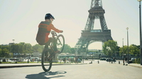 Безумный заезд велосипедиста по Парижу он несколько раз чуть не разбился видео 