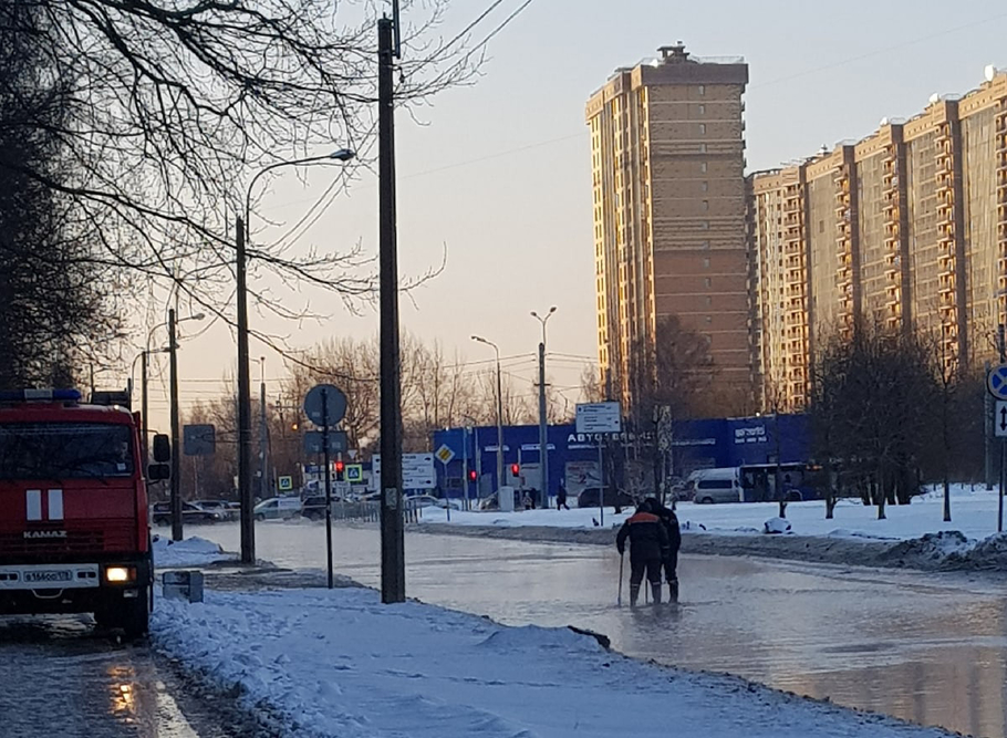 В Петербурге Байконурская улица превратилась в канал к вечеру будет каток