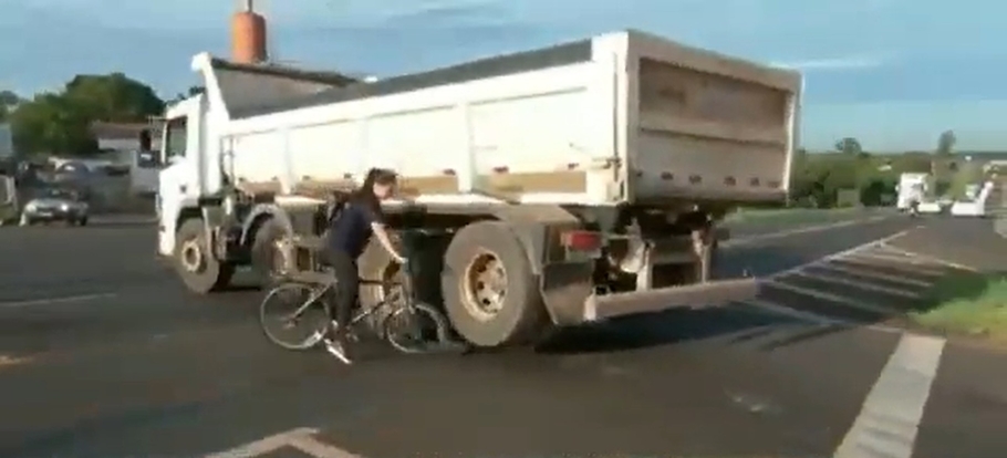 Велосипедист чуть не погиб под колесами самосвала по своей глупости видео 