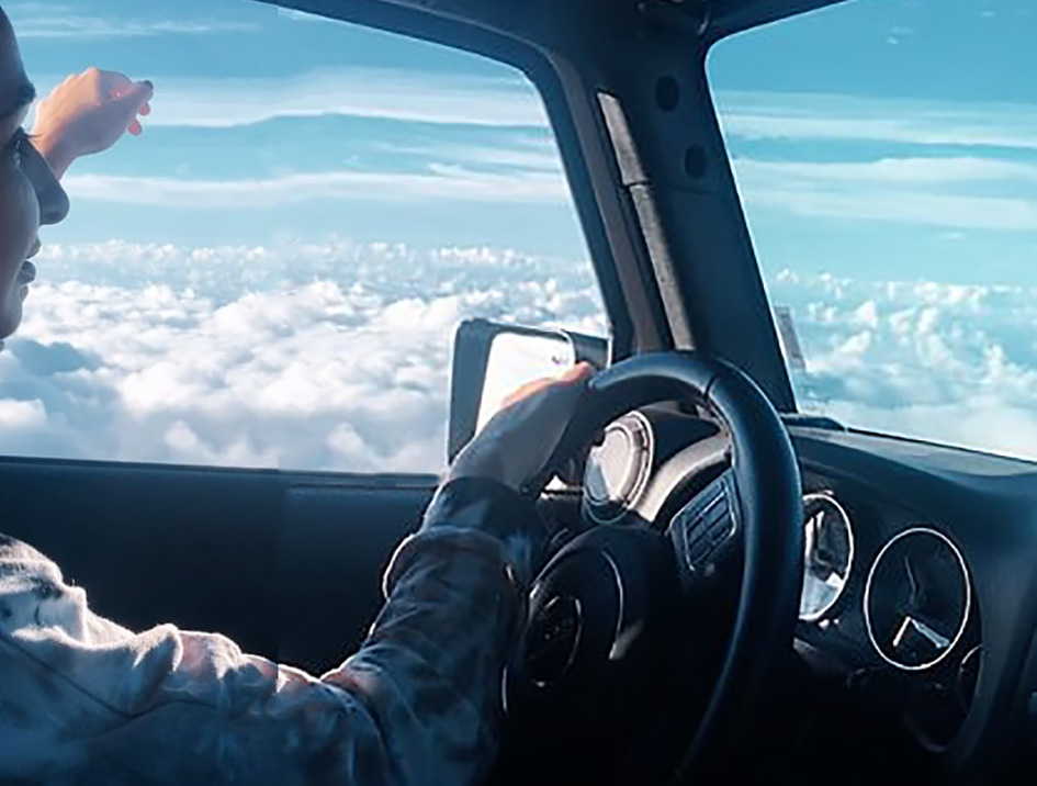 Видео о летящем в облаках Jeep взорвало ТикТок (ещё одна оптическая иллюзия)