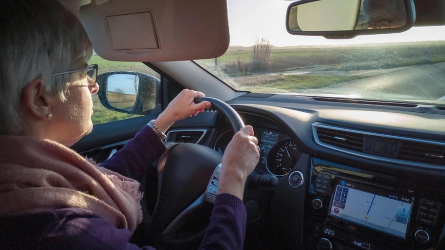 Нужен ли пожилым женщинам автомобиль данные из Германии