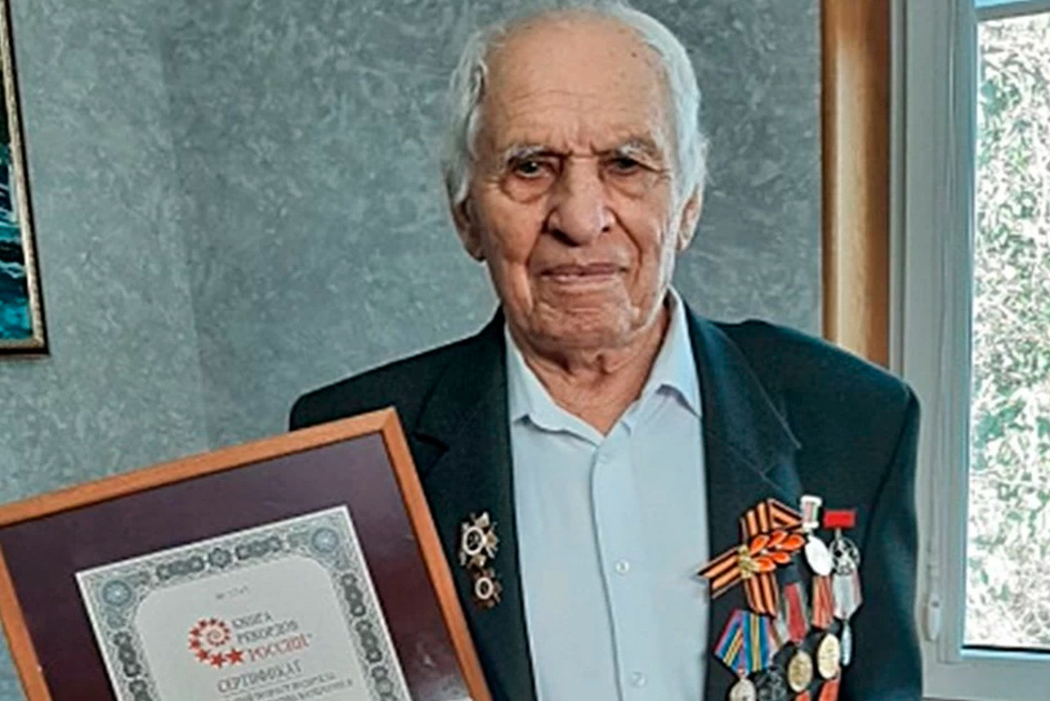 Самый возрастной водитель в России живет в Геленджике. Ему 100 лет, но он до сих пор катает соседок-подружек
