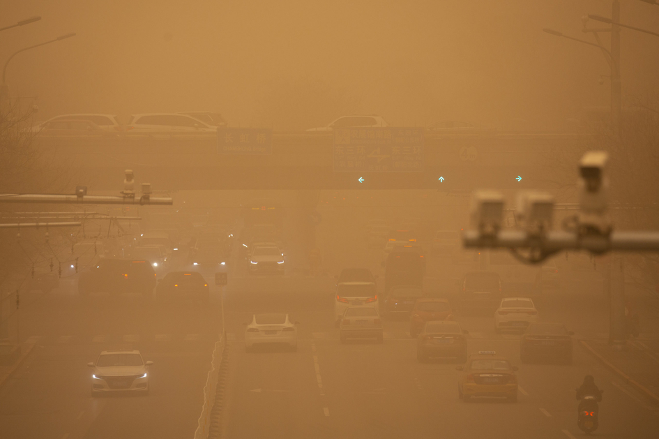 Песчаная буря парализовала движение в Китае, а над Благовещенском небо пожелтело (фото)