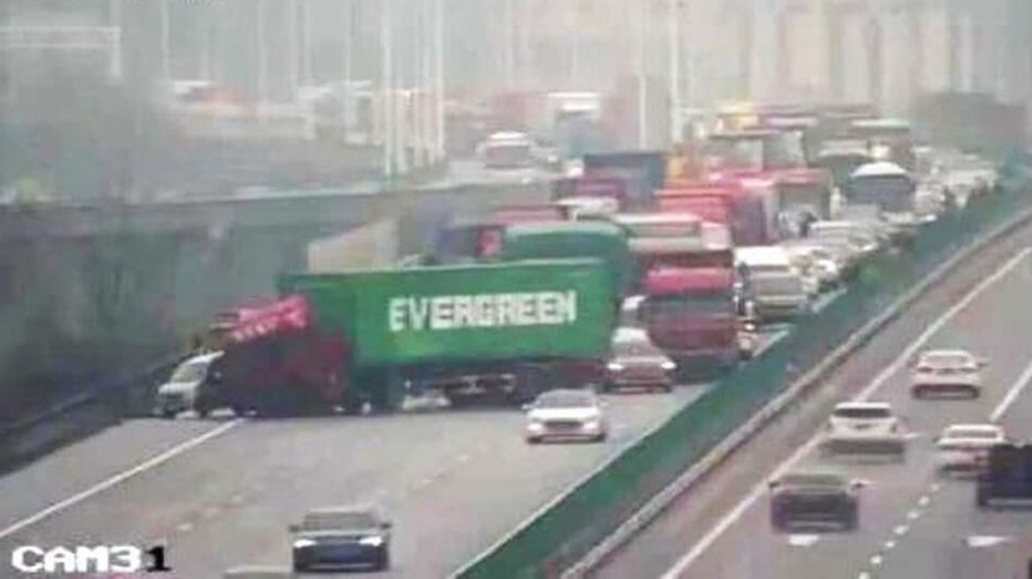 Грузовик с надписью Evergreen перекрыл шоссе. Это какое-то проклятие