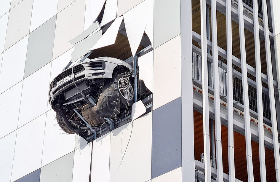 Porsche Macan пробил стену паркинга. Российский хоккеист рассказал, почему чуть не выпал с семьей с 3 этажа